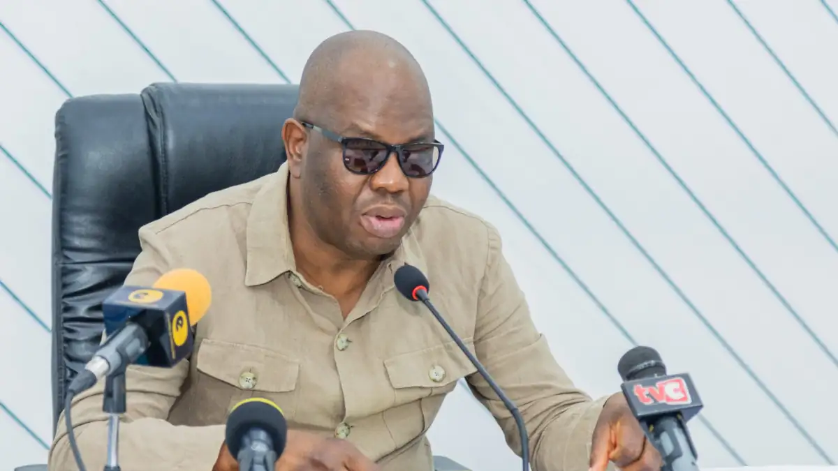 Cotonou – Gare routière à Houéyiho 1 : entre débats et espoirs, Luc Atrokpo discute avec les riverains