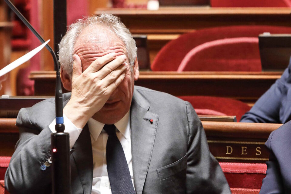 France : le gouvernement renversé par le Parlement,  coup dur pour Macron