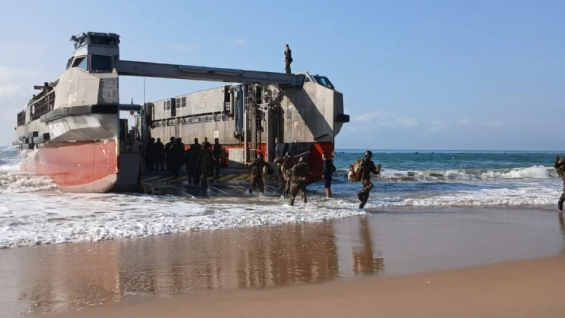 Un porte-hélicoptères Français débarque à Cotonou pour une coopération militaire renforcée avec le Bénin