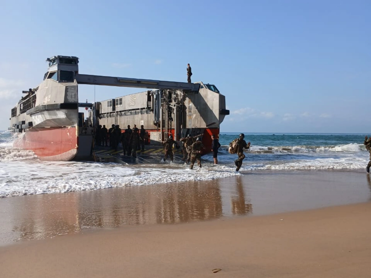 Un porte-hélicoptères Français débarque à Cotonou pour une coopération militaire renforcée avec le Bénin
