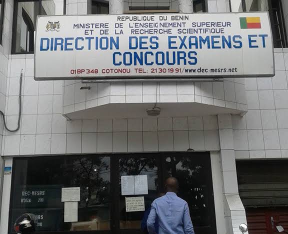 Bénin : la police démantèle un réseau présumé de racket et d&rsquo;escroquerie à la DEC
